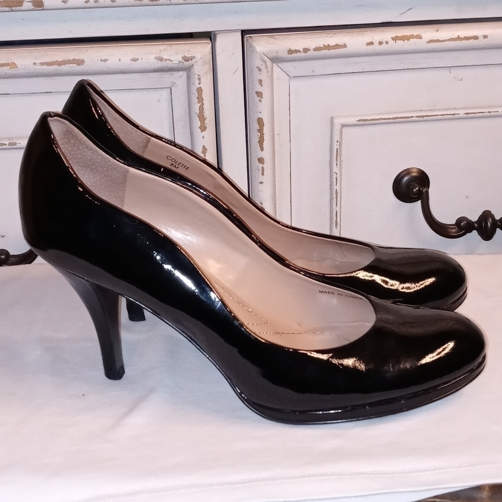 Tahari Collette black pump size 8M